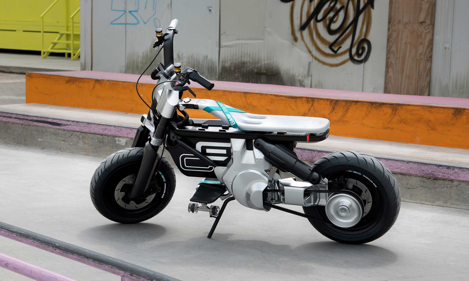 BMW Motorrad Concept CE 02 je povedená vize elektrické motorky pro mladé