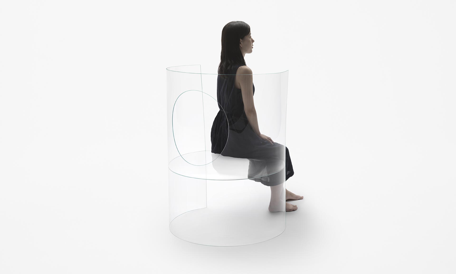 Nendo navrhlo židli Chaise Médaillon vyrobenou ze skla o tloušťce tři milimetry