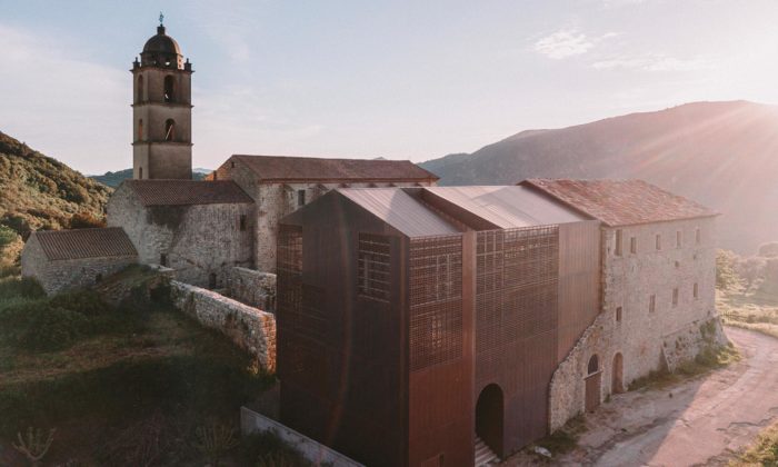 Klášter na Korsice z roku 1480 byl dostavěn měděnou přístavbou