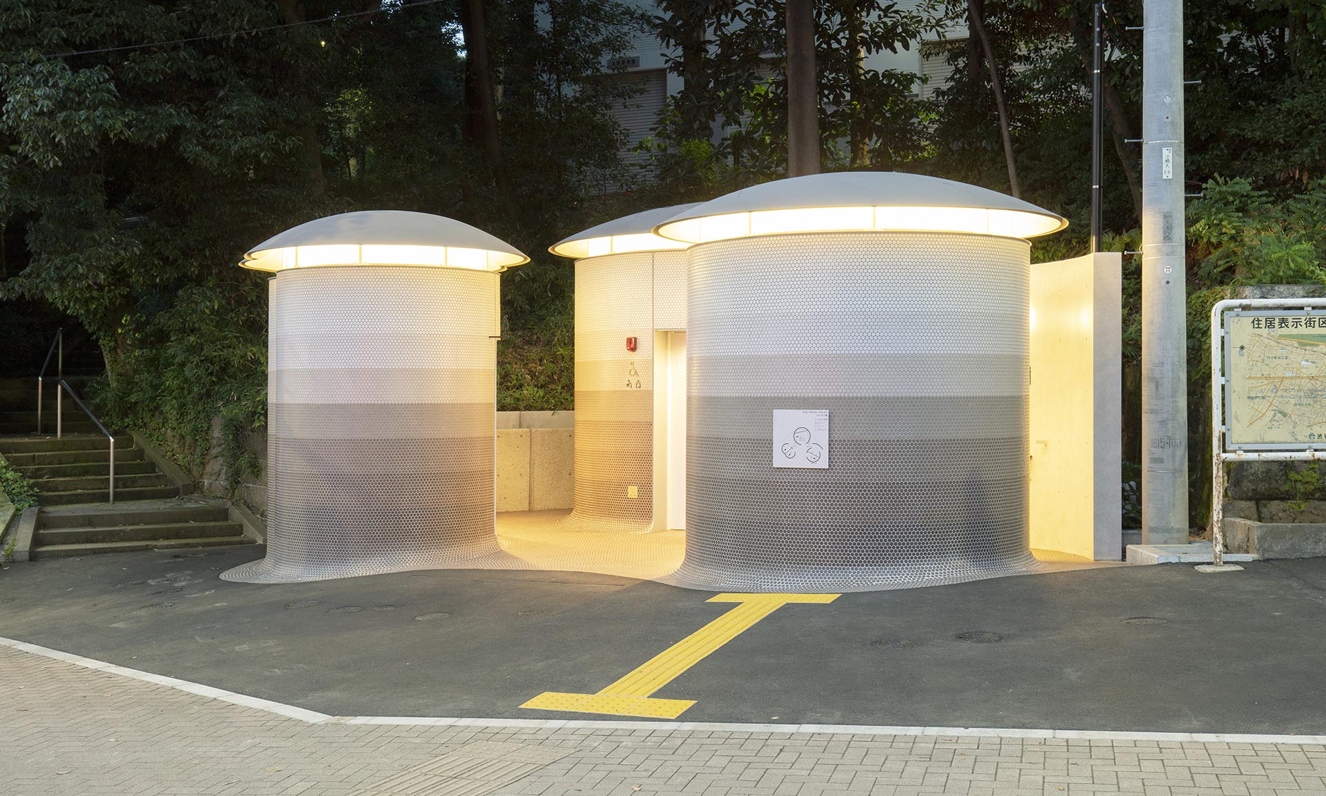 Toyo Ito postavil u parku v Tokiu veřejné toalety připomínající tři houby