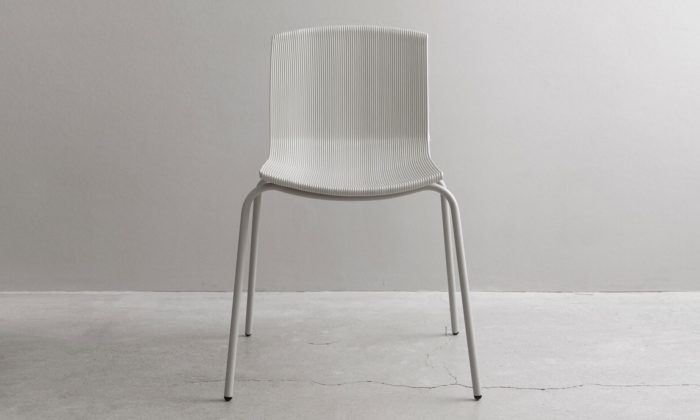 Restool je židle vyrobená 3Dtiskem z vyhozených jogurtových kelímků