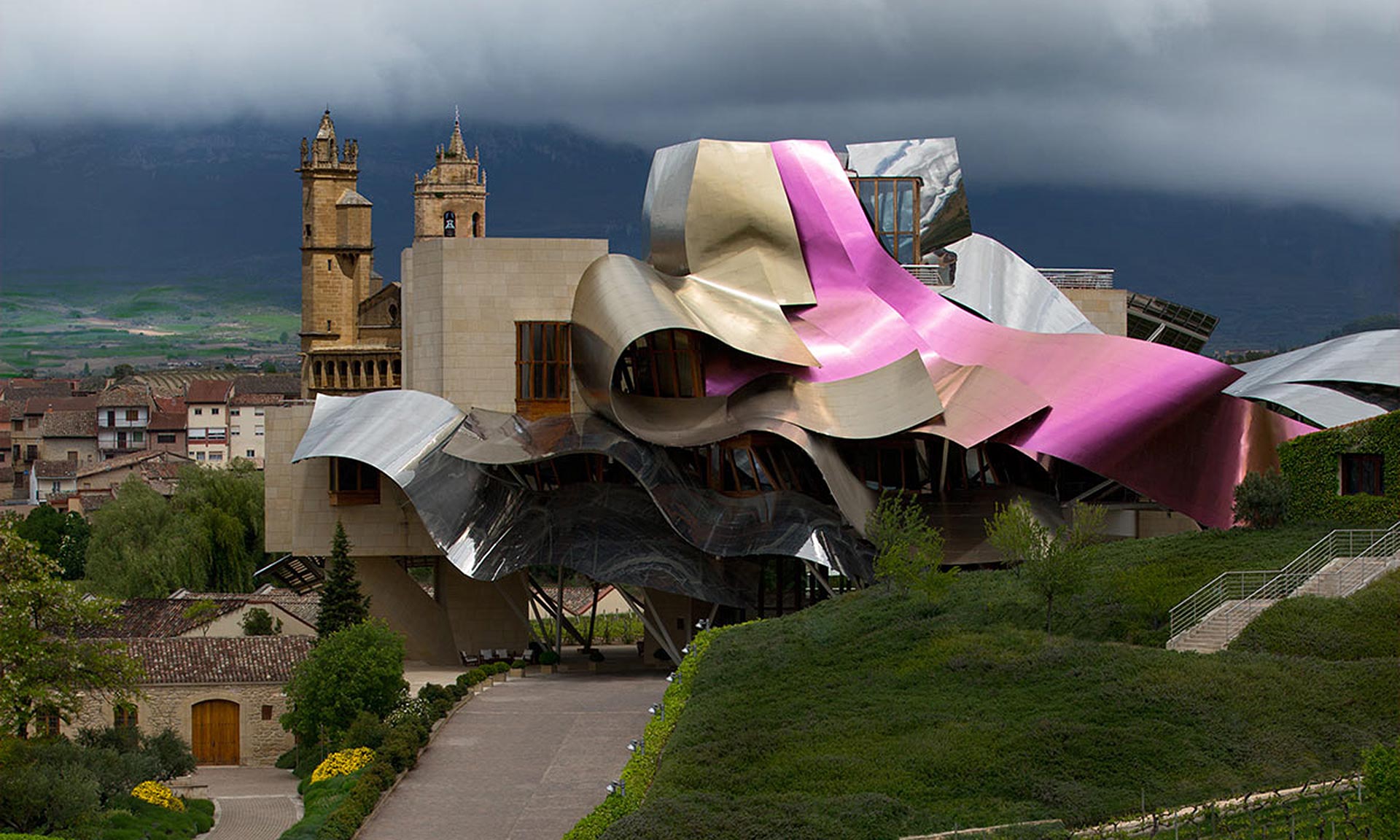Praha vystavuje nejslavnější stavby Franka Gehryho včetně pražského Tančícího domu