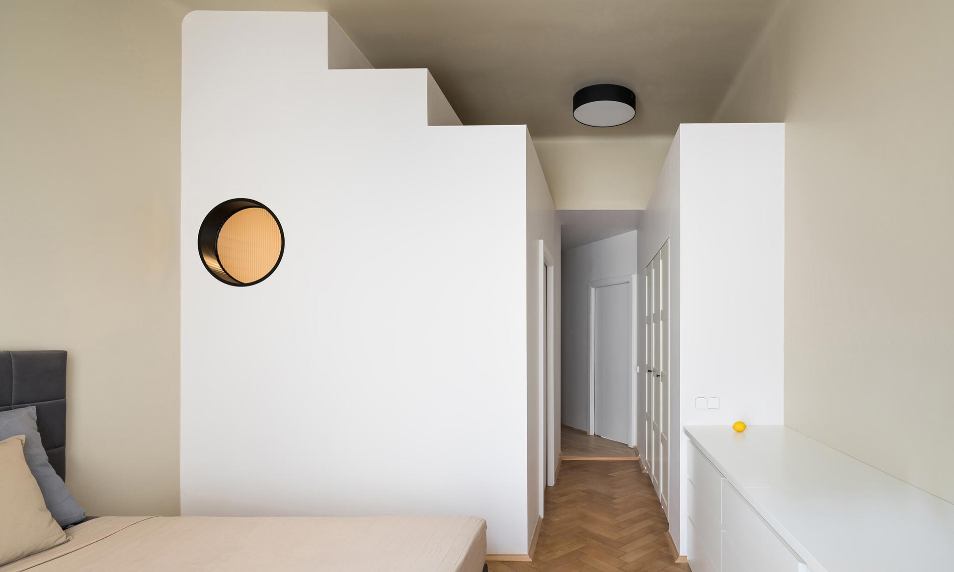 Pražský byt s vysokými stropy ozvláštnil italský designér stupňovitými objemy
