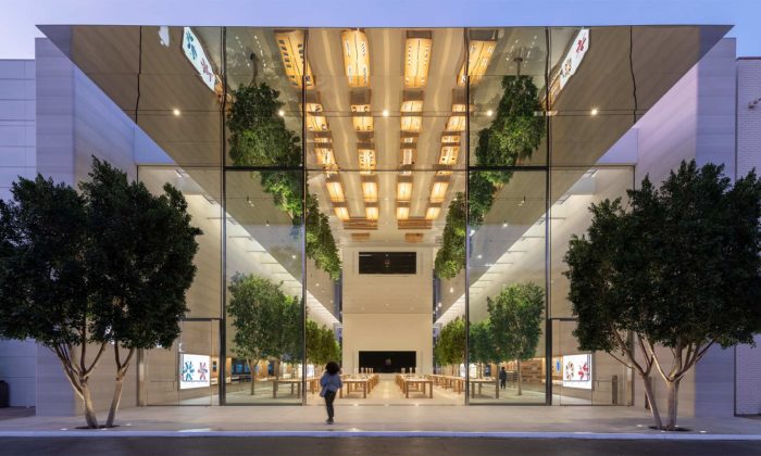 Foster dal obchodu Apple v Los Angeles prosklenou fasádu a zrcadlový strop