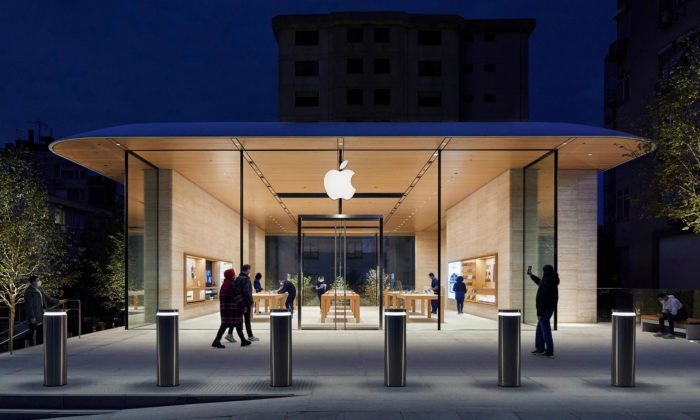 Foster v Istanbulu postavil z kamene a skla obchod Apple s plovoucí střechou