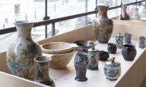 Objekty a pohled do expozice výstavy Krásná práce