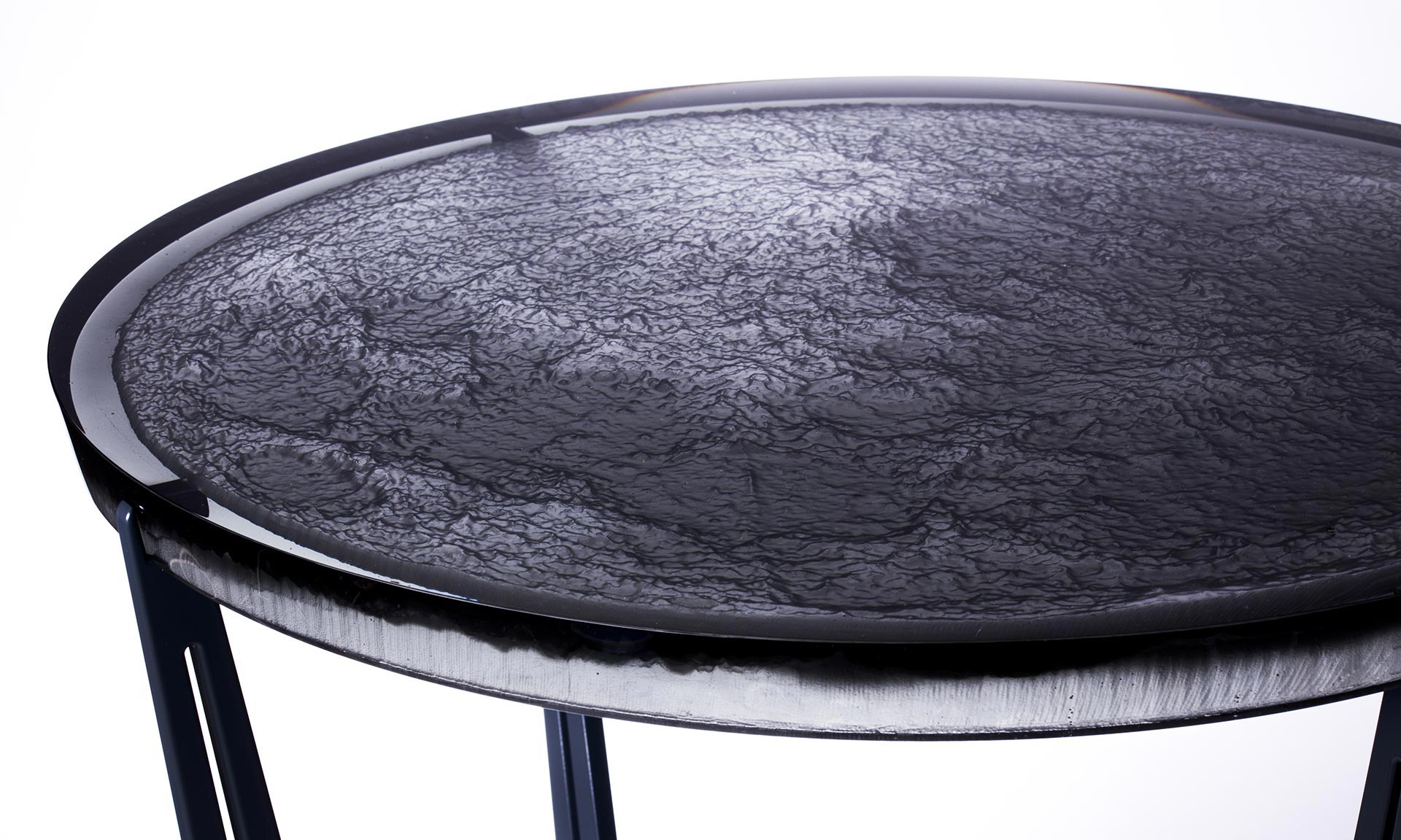 Trojice českých designérů vytvořila skleněný stůl Moon Table s otiskem Měsíce