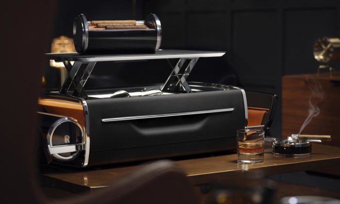 Rolls-Royce navrhl truhlu na whisky a doutníky vyráběnou pouze na zakázku