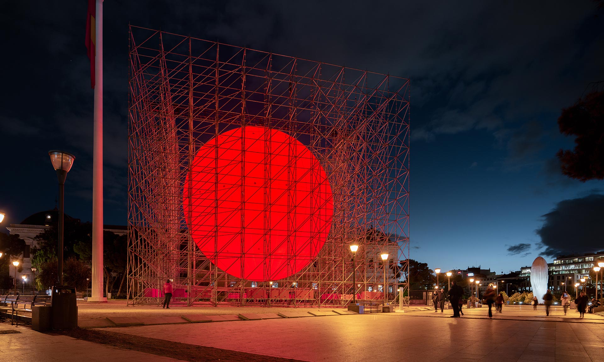 Na náměstí v Madridu vyrostla obrovská červená svítící koule uzavřená v kleci