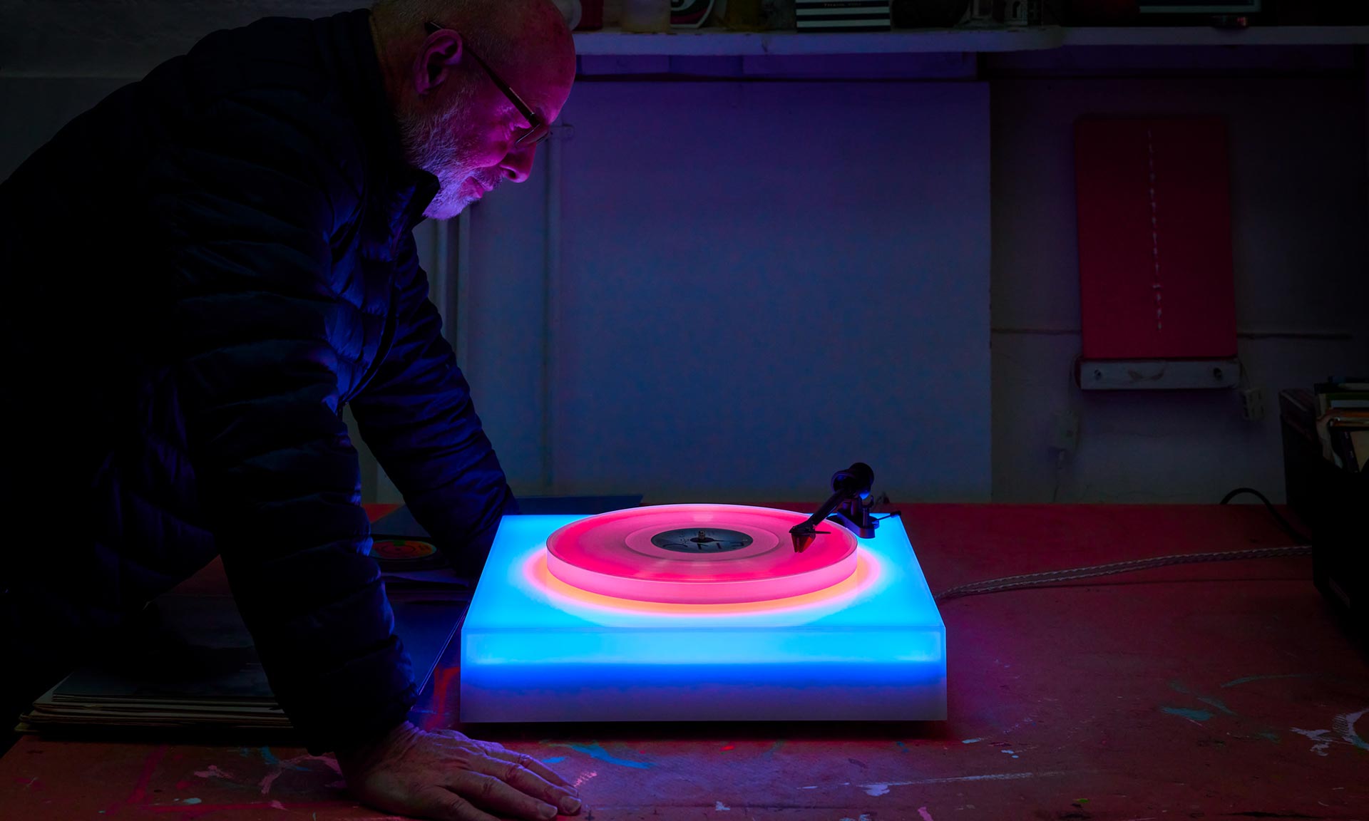 Brian Eno navrhl gramofon ze skla celý svítící v několika barevných scénách
