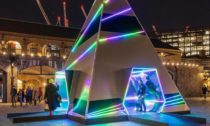 Vánoční strom Prism v londýnském Coal Drops Yard