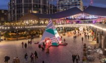 Vánoční strom Prism v londýnském Coal Drops Yard