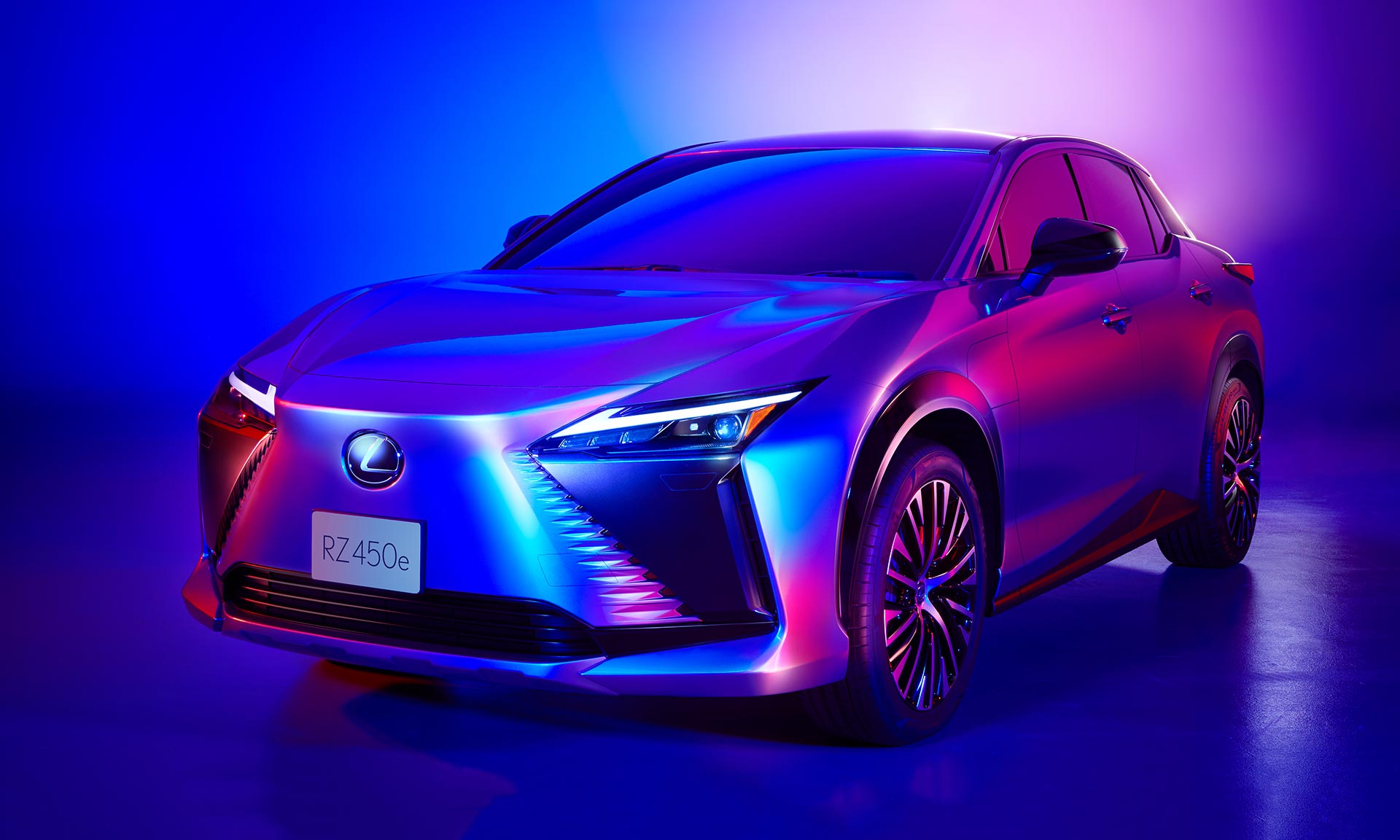 Lexus představil elektrický RZ 450e se zaobleným designem a žraločí maskou