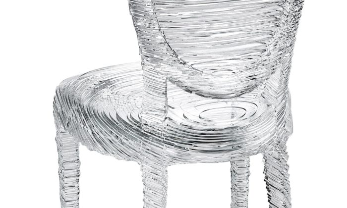 Tokujin Yoshioka navrhl a vyrobil skleněnou židli z 364 čirých plátků skla