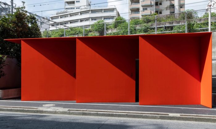 Na trojúhelníkovitém pozemku v Tokiu vyrostly minimalistické veřejné toalety