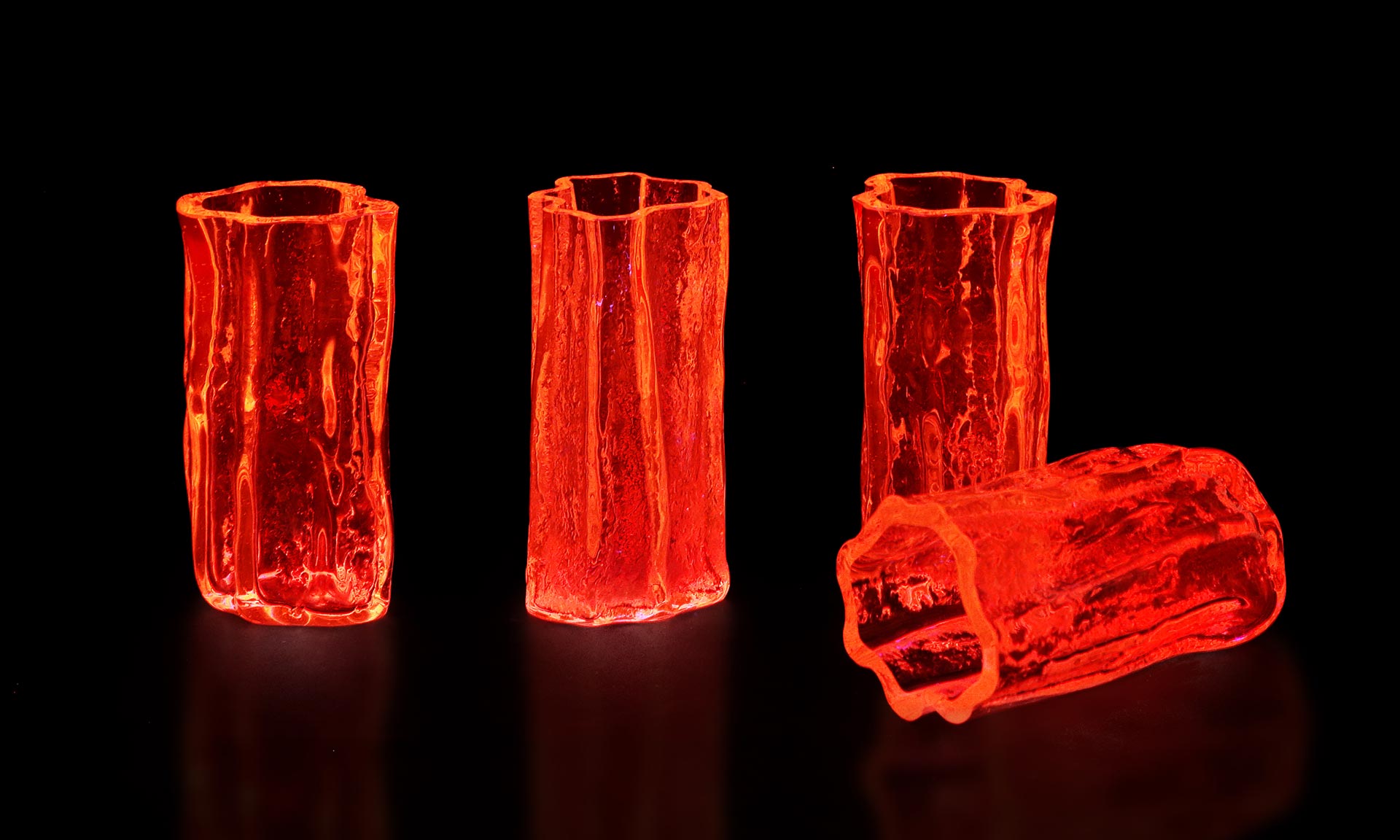 Jan a Ondřej Salanský navrhli červeně svítící skleněnou kolekci Underground