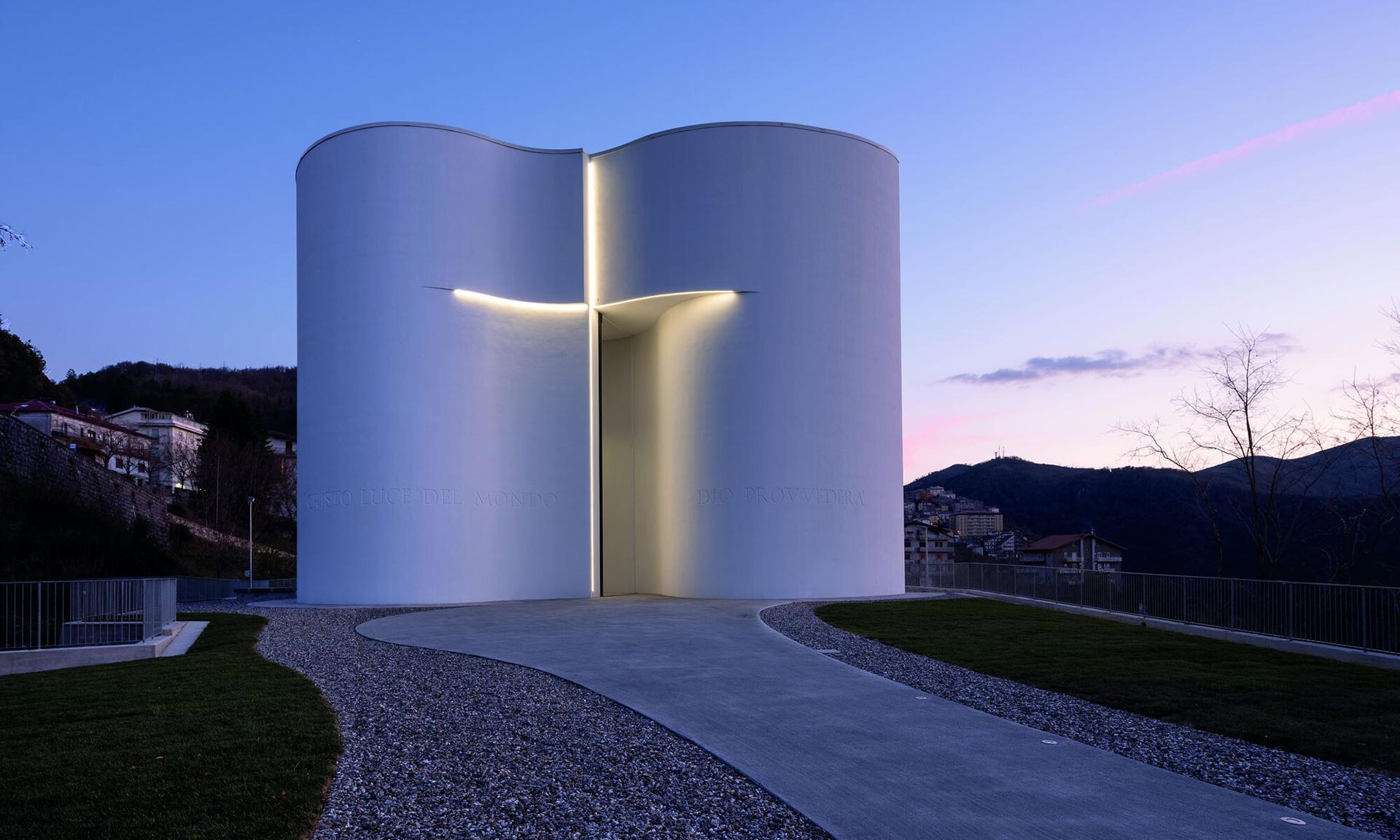 La chiesa italiana di Santa Maria Goretti è semplicemente decorata con una grande croce ondulata e lucente – DesignMag.cz