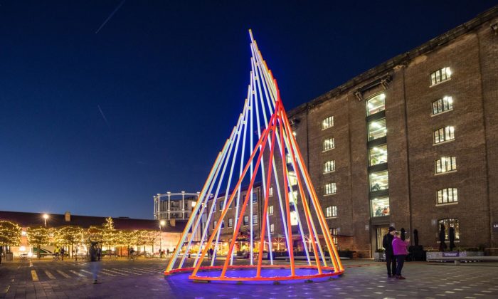 V Londýně na King’s Cross mají minimalistický vánoční stromek ze svítících tyčí