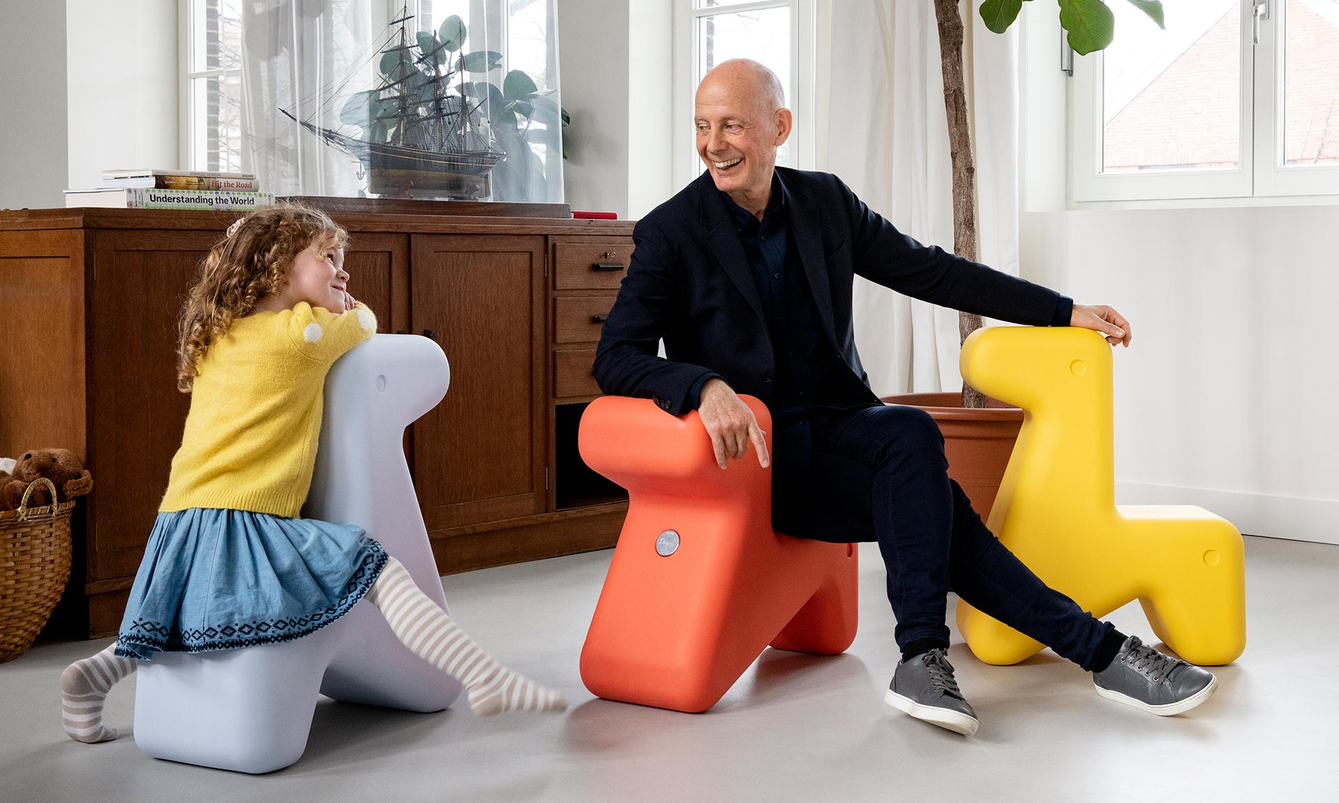 Sedia per bambini con tavolo Doraff è un cane o una giraffa, a seconda del turno – DesignMag.cz