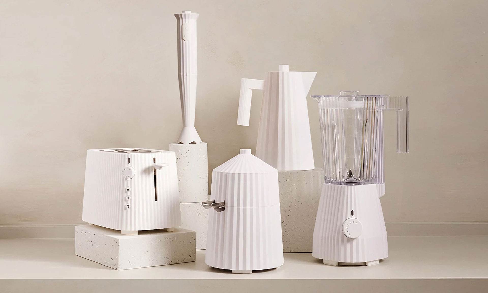 Michele De Lucchi ha ampliato la collezione di utensili da cucina decorati con motivo plissé – DesignMag.cz