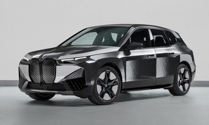 BMW vybavilo iX Flow technologií E Ink měnící plynule barvu karoserie