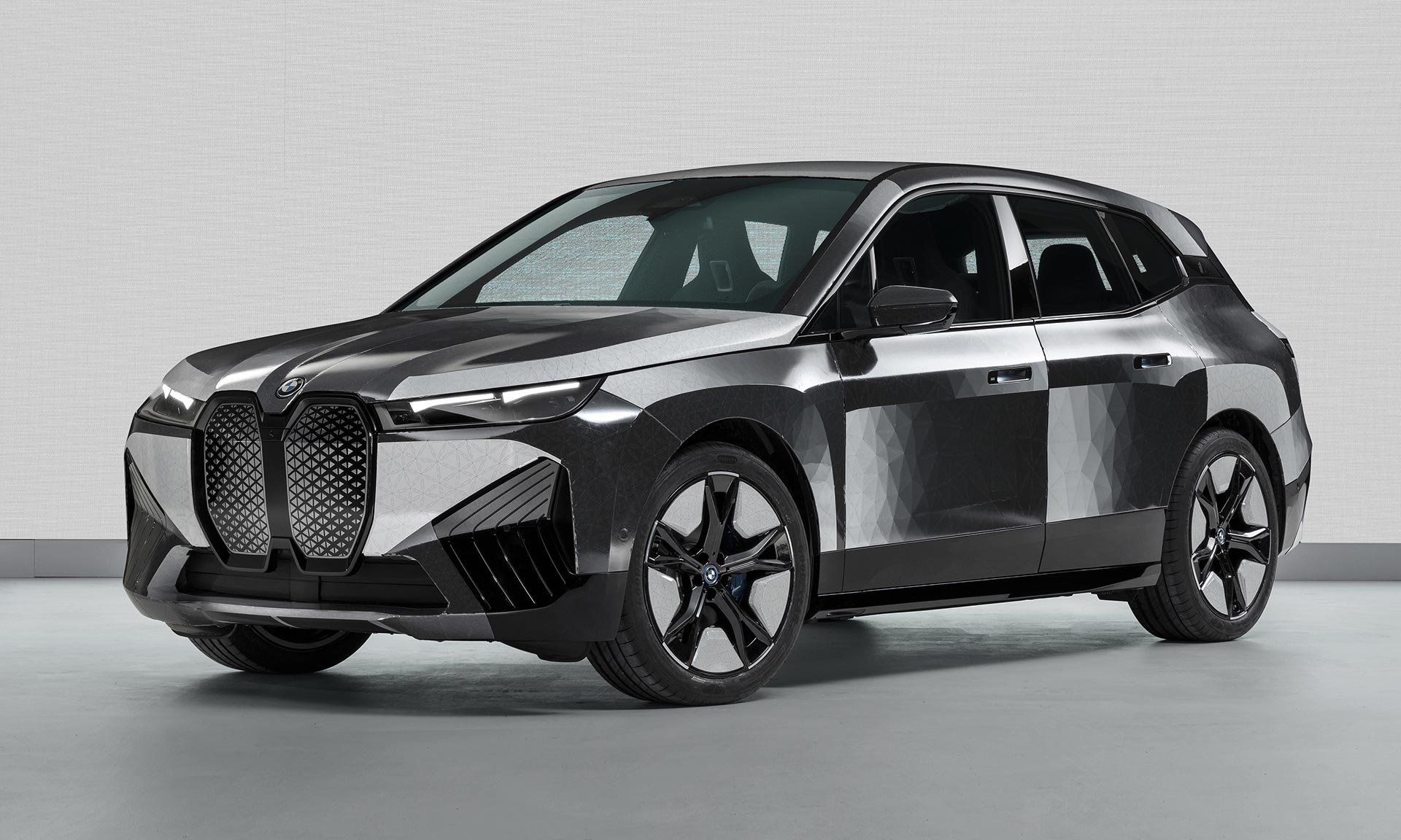 BMW komplettiert iX Flow mit E-Ink-Technologie, die die Karosseriefarbe weiter ändert – DesignMag.cz