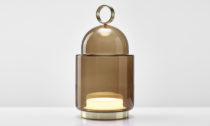 Venkovní přenosná lampa Dome Nomad od designérů Chiaramonte Marin pro značku Brokis