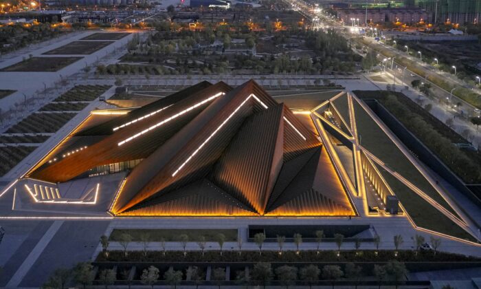 Foster postavil Datong Art Museum s tvarem čtyř různě vysokých vrcholků hor