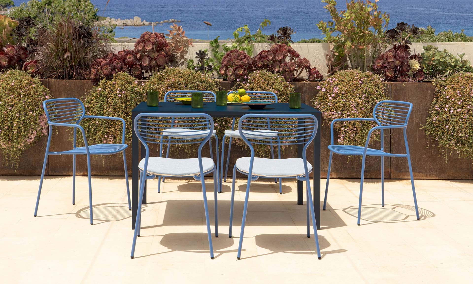 Martin Drechsel entwarf den Outdoor-Stuhl Apero, inspiriert von einem Sperrholzstuhl – DesignMag.cz