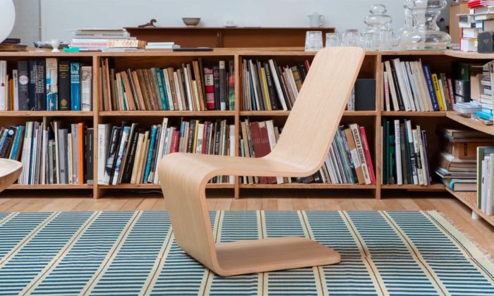 Jasper Morrison navrhl minimalistické křeslo Iso-Lounge vyrobené pouze ze dřeva