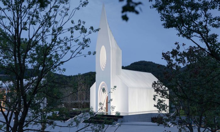 Svatební kaple Měsíční svit navozuje dojem stavby z desítek vrstev bílého papíru