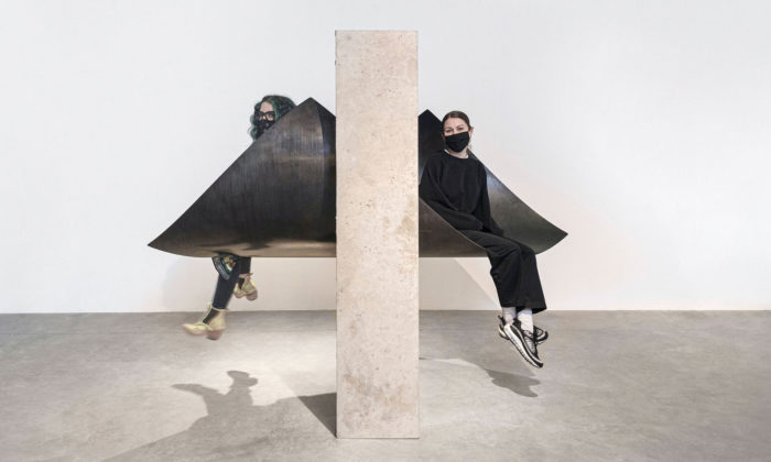 Paul Cocksedge spojil beton s plechem a vytvořil extravagantní lavičku Push