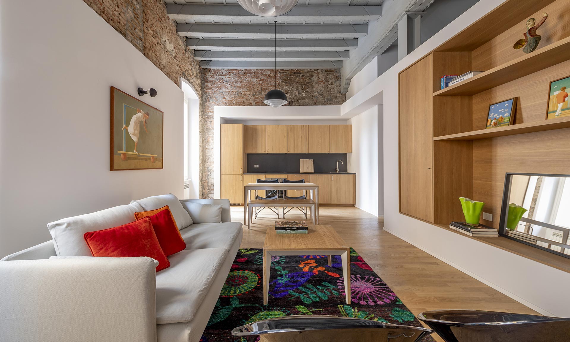 La combinazione di due appartamenti uno sopra l’altro in un palazzo storico italiano crea una vita confortevole – DesignMag.cz