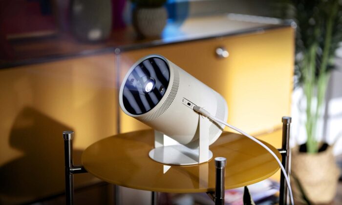 Samsung představil přenosný projektor The Freestyle tvořící obraz až 100 palců