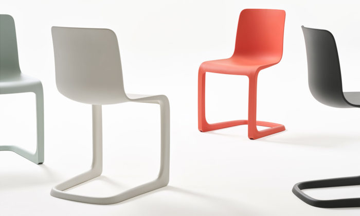 Jasper Morisson navrhl plastovou židli EVO-C jen se dvěma předními nohami