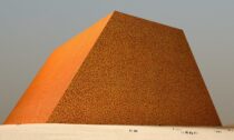 Projekt The Mastaba z roku 1977 od dvojice Christo a Jeanne-Claude