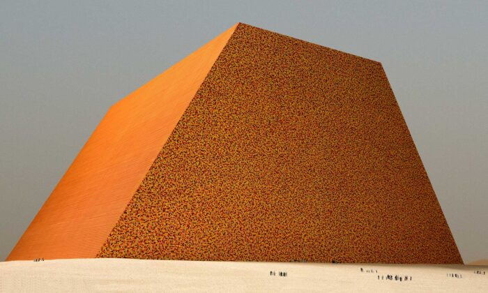 Abu Dhabi postaví 150 metrů vysokou mastabu od dvojice Christo a Jeanne-Claude