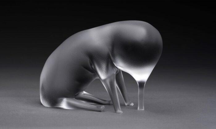 Martin Janecký vytvořil skleněné plastiky podle návrhu Františka Skály