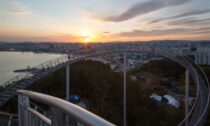 Ein Aussichtsturm mit dem SpaceWalk-Trail in Südkorea