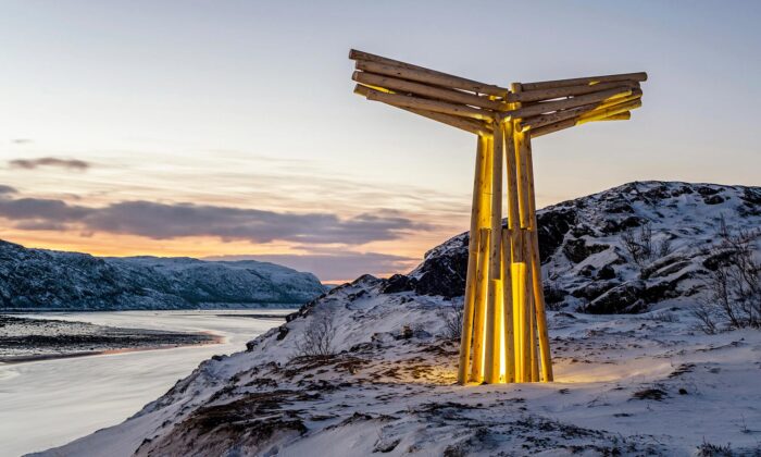 Art Lebedev navrhli jednoduchou stélu ze dřeva pro polární oblast Teriberka