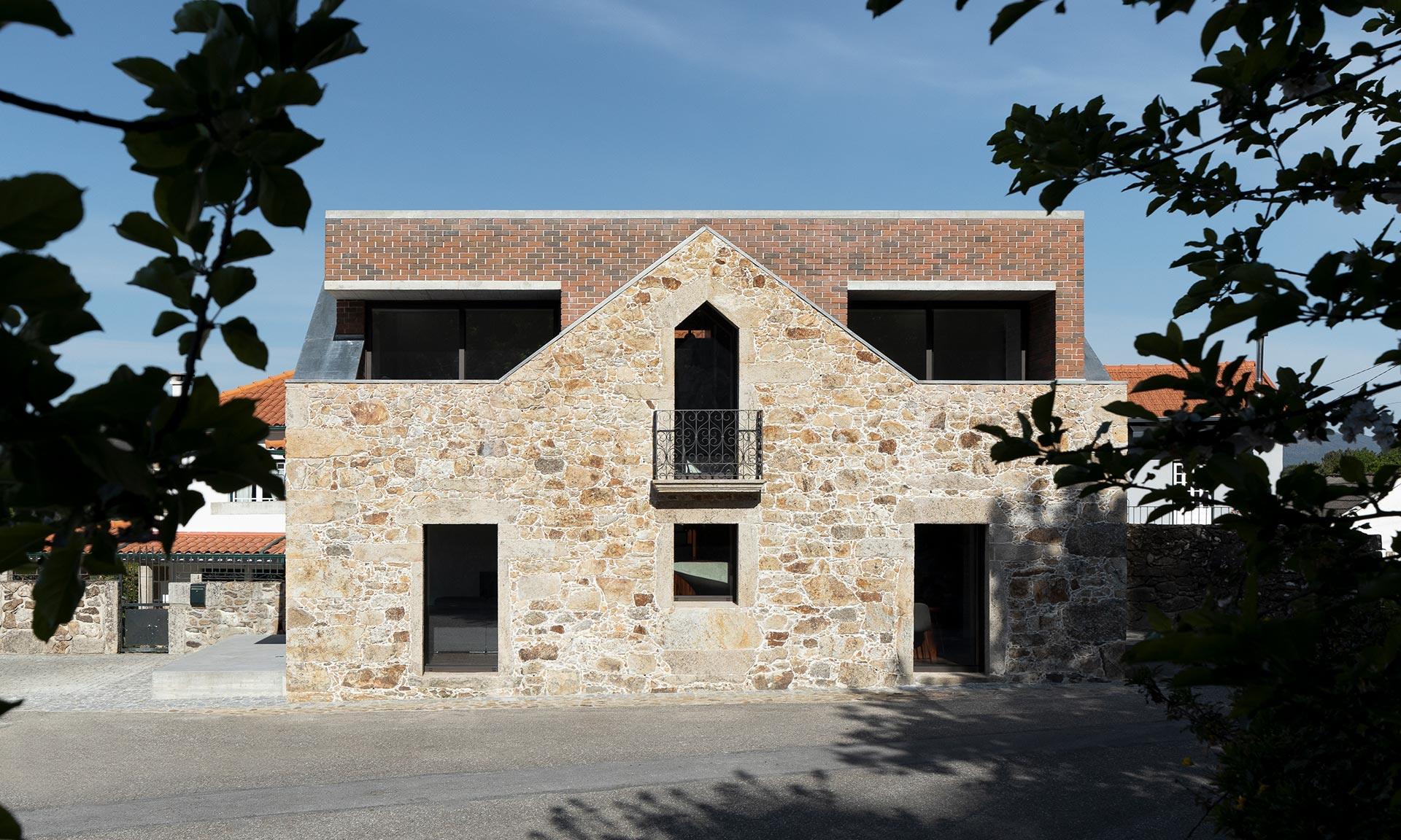 V Portugalské vesnici opravili kamennou ruinu a vestavěli do ní dům s tvarem kvádru