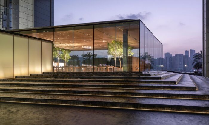 Foster postavil v Abu Dhabi obchod Apple plný zrcadel a kaskádovitých vodních ploch