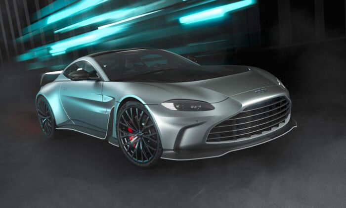 Aston Martin představil V12 Vantage s precizním designem a velkým zadním křídlem