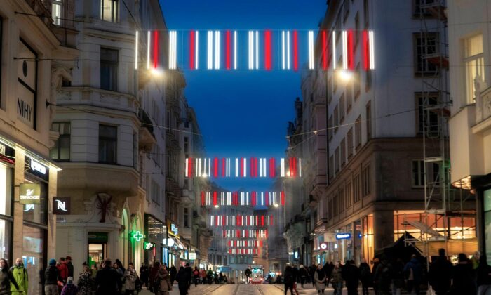 V ulicích Brna budou svítit minimalistické světelné girlandy od studia Visualove