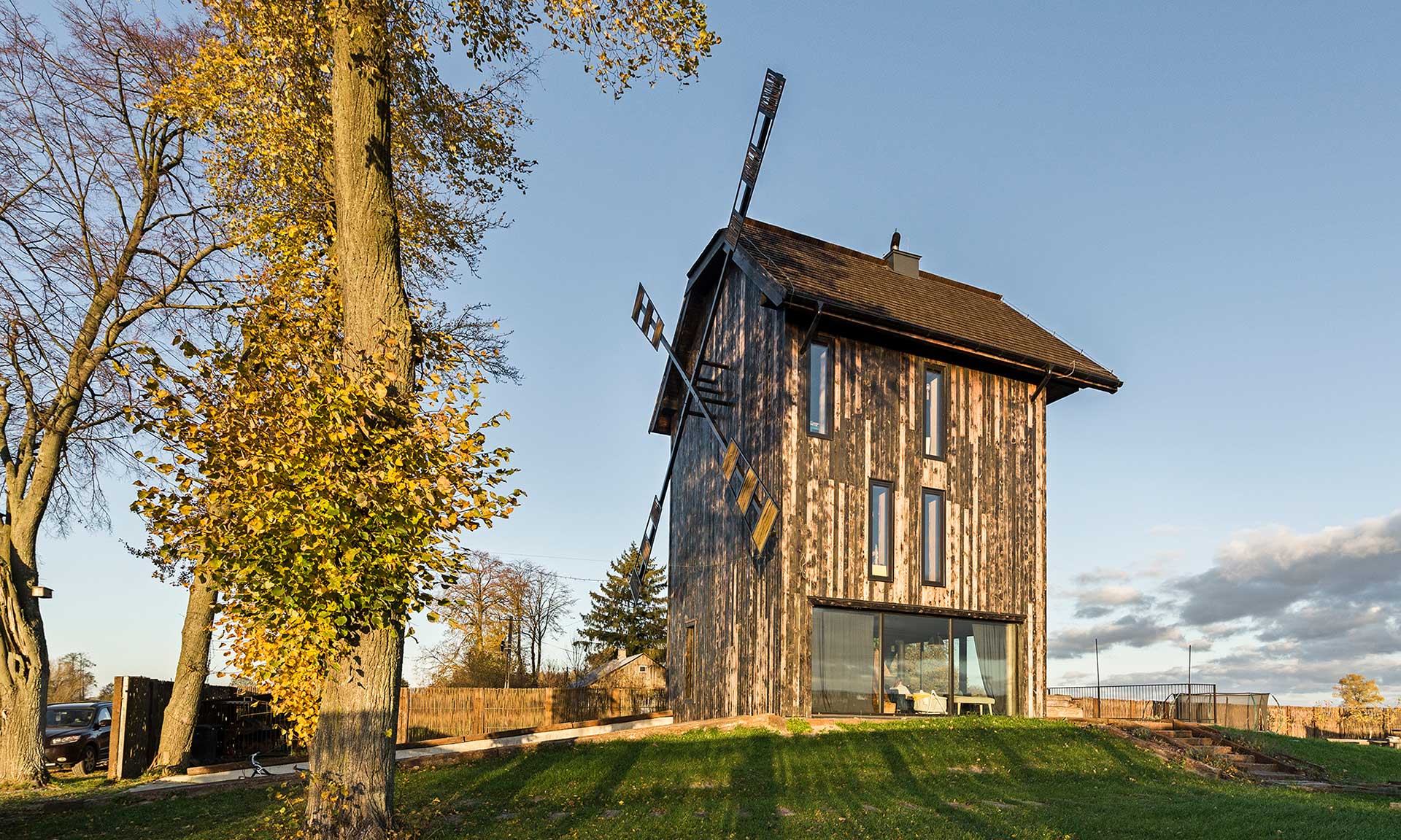 V Polsku přestavěli starý větrný mlýn na originální bydlení pro celou rodinu