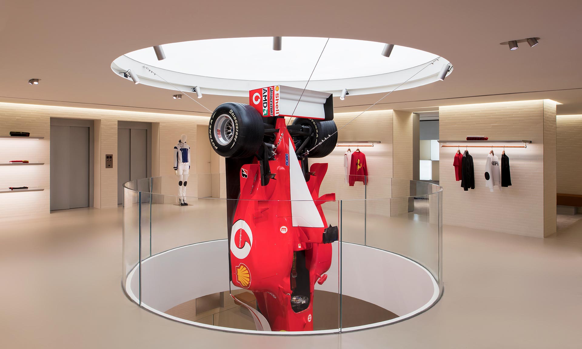 Ferrari otevřelo v Miláně vlajkový obchod se zavěšenou formulí a automatem na autíčka