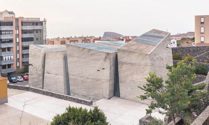 Fernando Menis postavil na ostrově Tenerife kostel jako vytesaný z kusů kamene