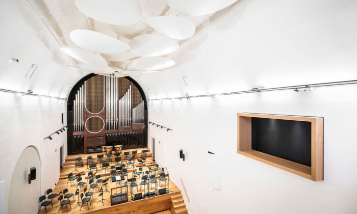 Jihočeská filharmonie má v budově bývalého kostela svěže modernizovaný koncertní sál