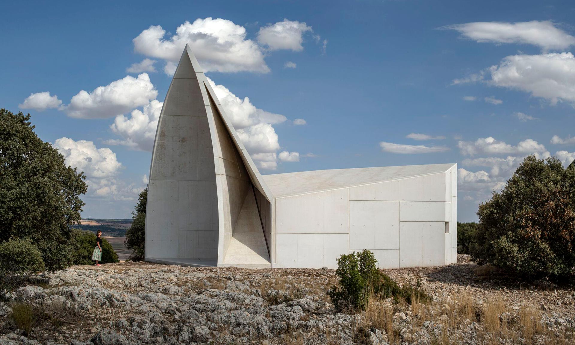 Španělská kaple Sierra de la Villa je postavena jen z betonových ploch