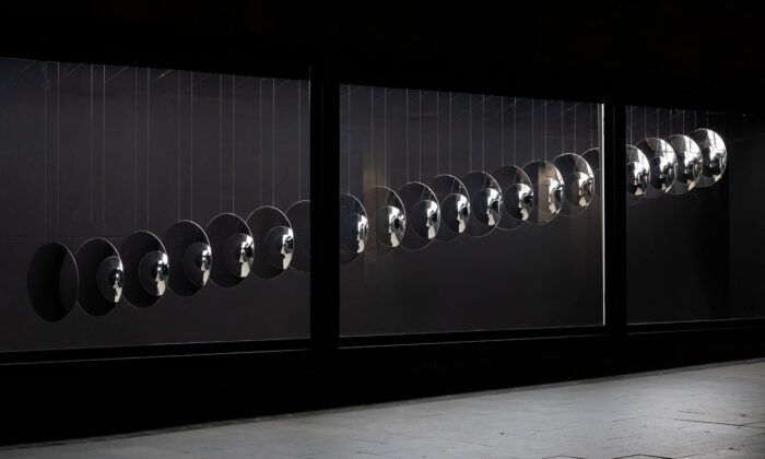 Ve výloze v Madridu se vlní kinetická instalace Reflection z dopravních zrcadel